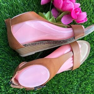 KENNETH COLE REACTION GREAT GAL TAN BROWN LOW WEDGE SANDALS 8 GUC ZIPPER BUCKLE